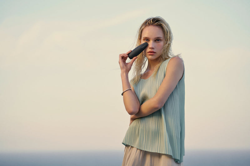 Model using the GESKE Warm and Cool Eye Energiser in the signature Gray finish
