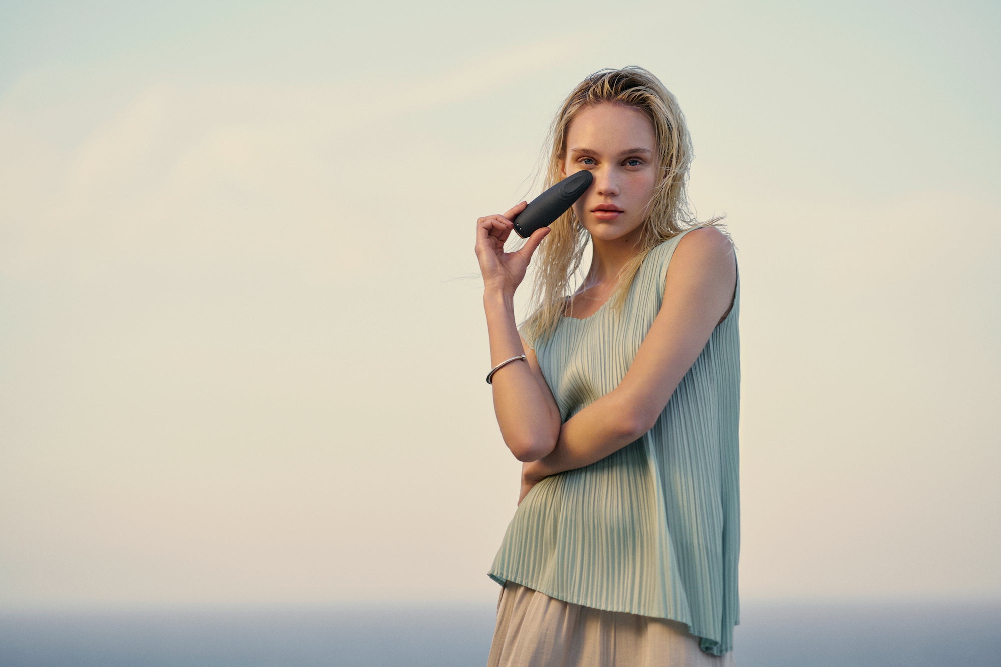 Model using the GESKE Warm and Cool Eye Energiser in the signature Gray finish